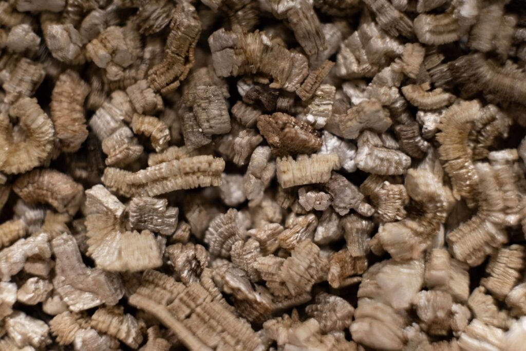 Bulk vermiculite used for lightweight concrete, construction, insulation and screeds